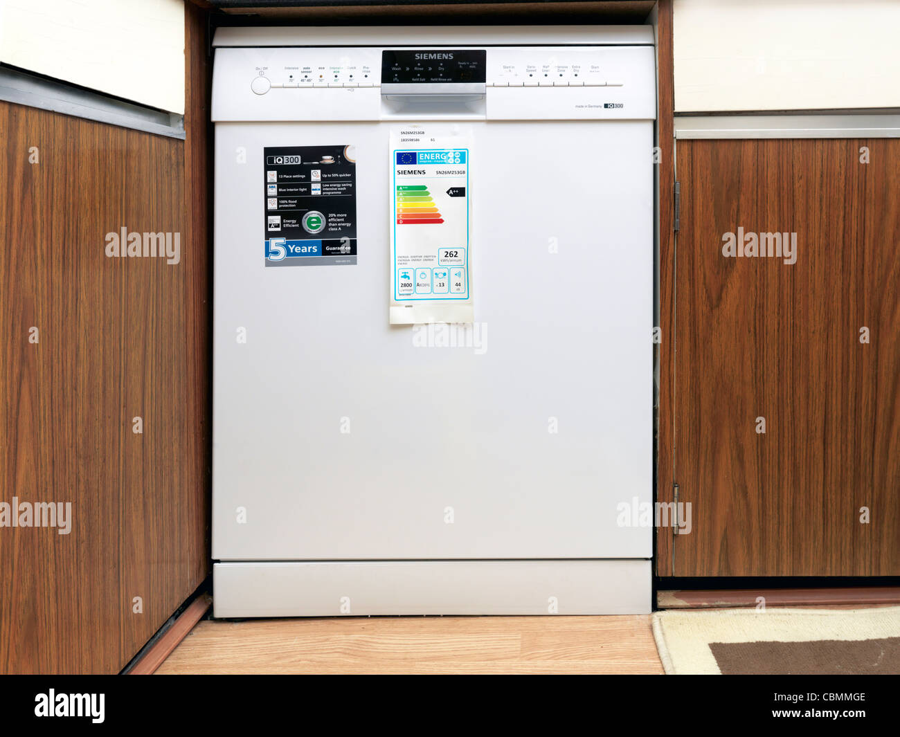 Les étiquettes sur les nouveaux lave-vaisselle Siemens vient d'installer Banque D'Images