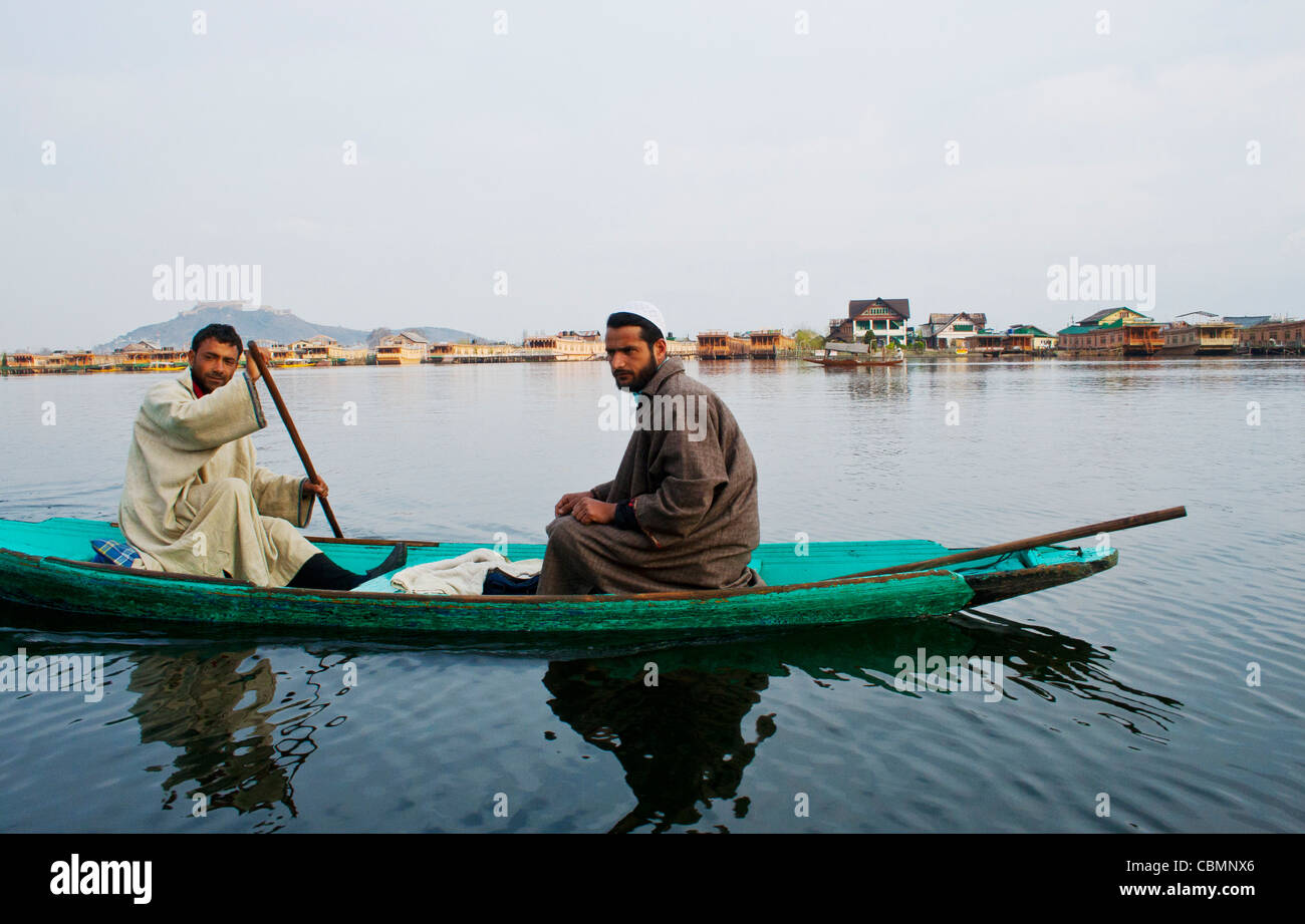 La vie dans le lac Dal, Cachemire, Inde Banque D'Images