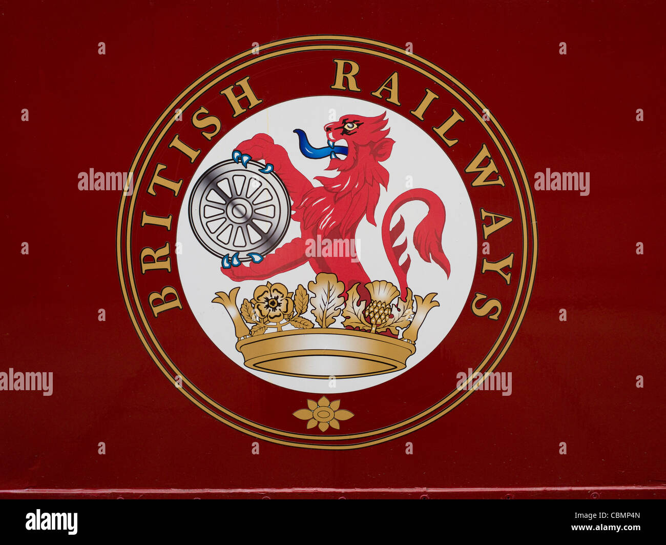 Classic British Railways symbole/logo peint sur train de chemin de fer touristique de Llangollen Denbighshire Wales Banque D'Images