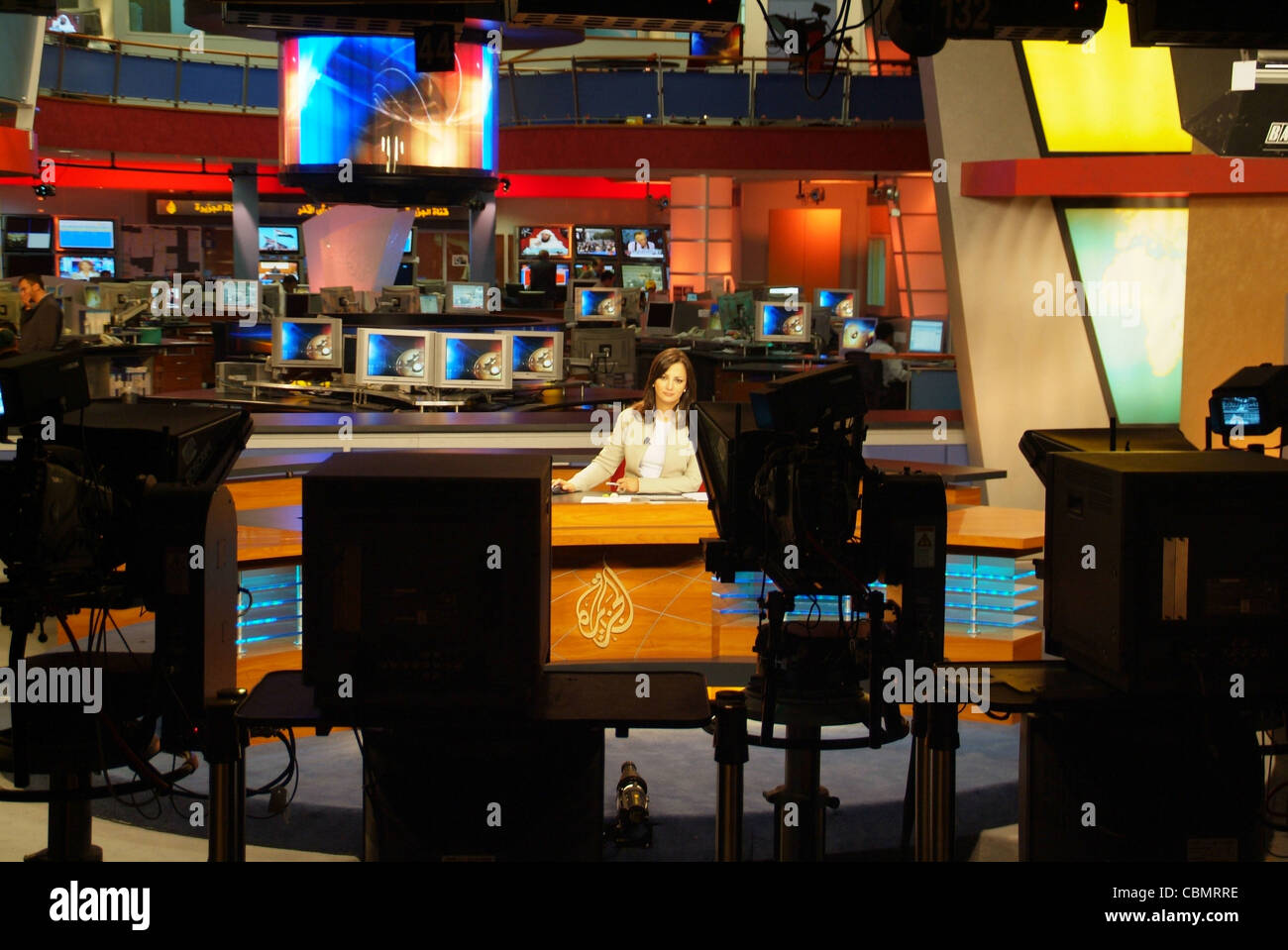 Al Jazeera TV (canal arabe) news anchor Ghada Oueiss lire un bulletin de nouvelles en direct de Doha, au Qatar. Banque D'Images