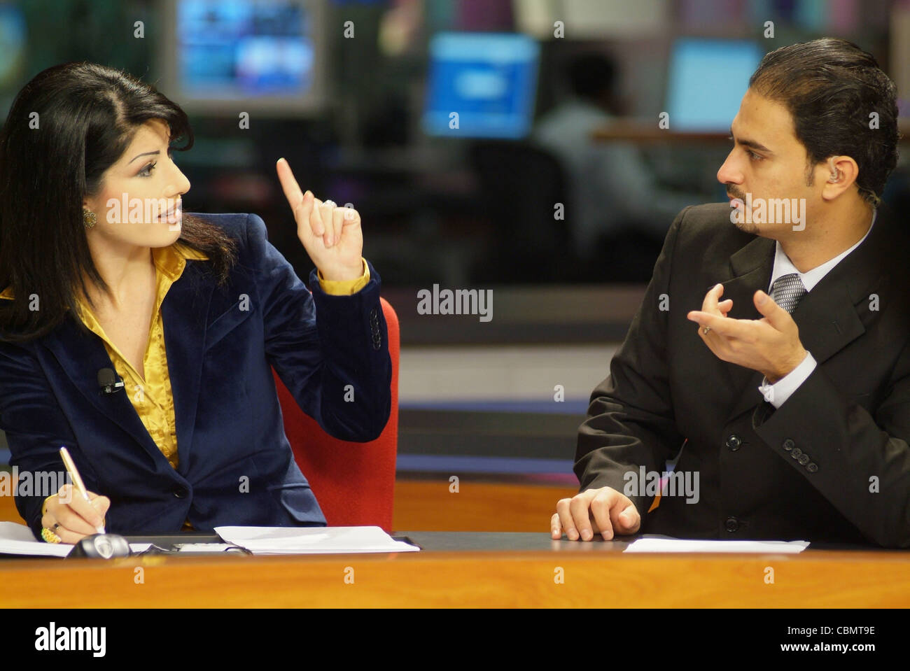 Al Jazeera TV (canal arabe) news anchor Lina Zahreddine et autre  présentateur en direct des studios à Doha, Qatar, l'AC Photo Stock - Alamy