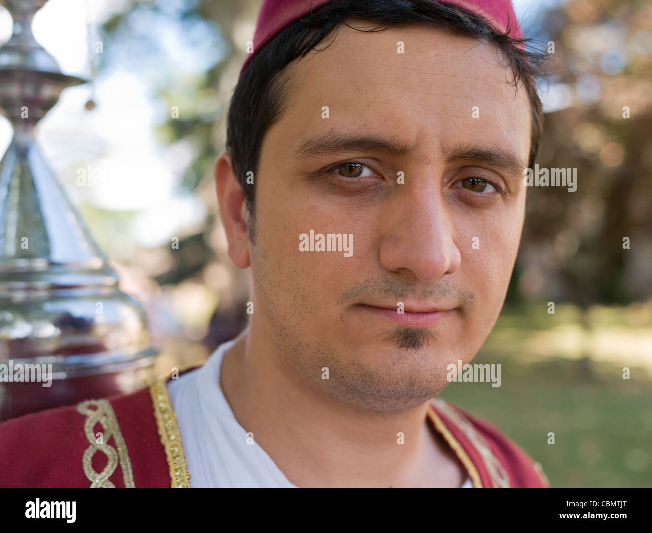 Man selling du thé turc à l'extérieur du palais de Topkapi, Turquie Banque D'Images