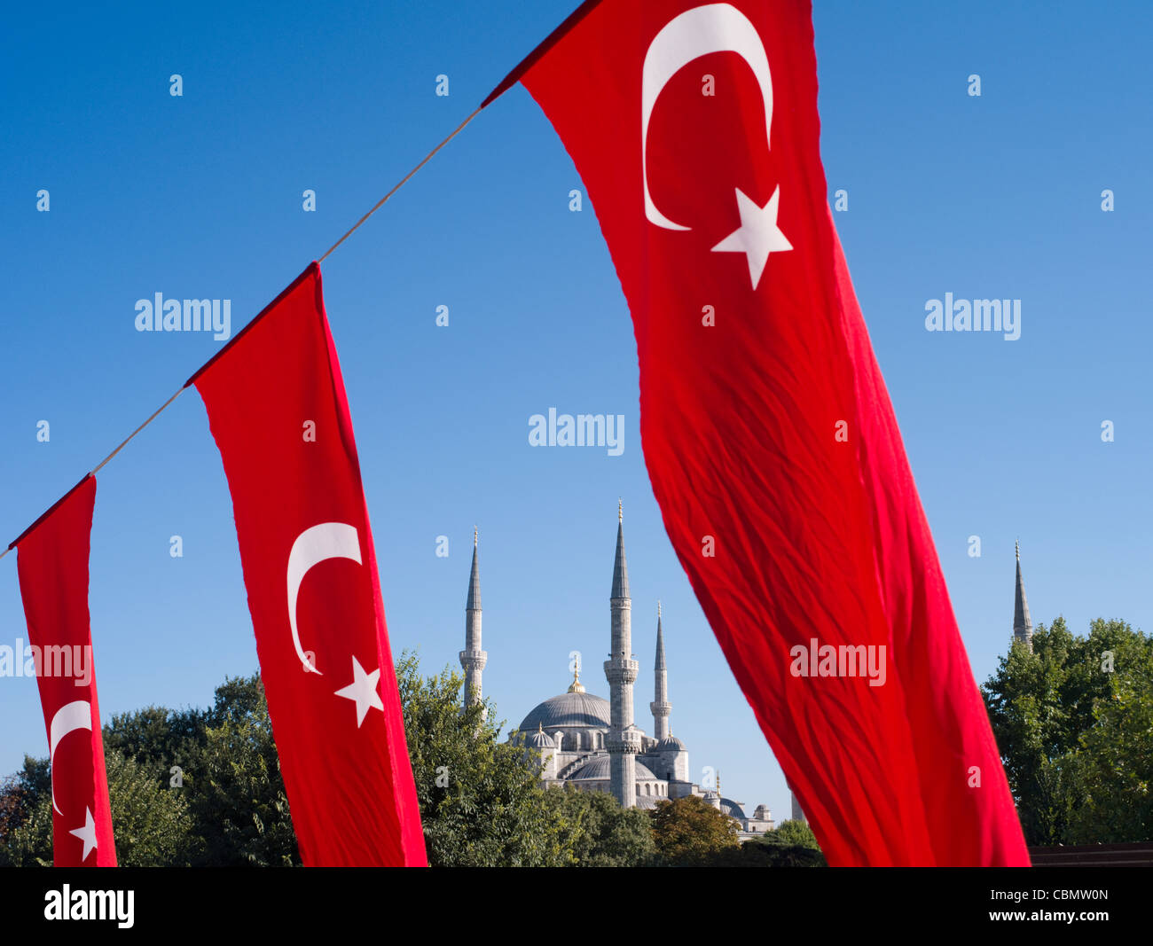 Drapeaux turcs et Mosquée Sultan Ahmed aka Blue Mosque Banque D'Images