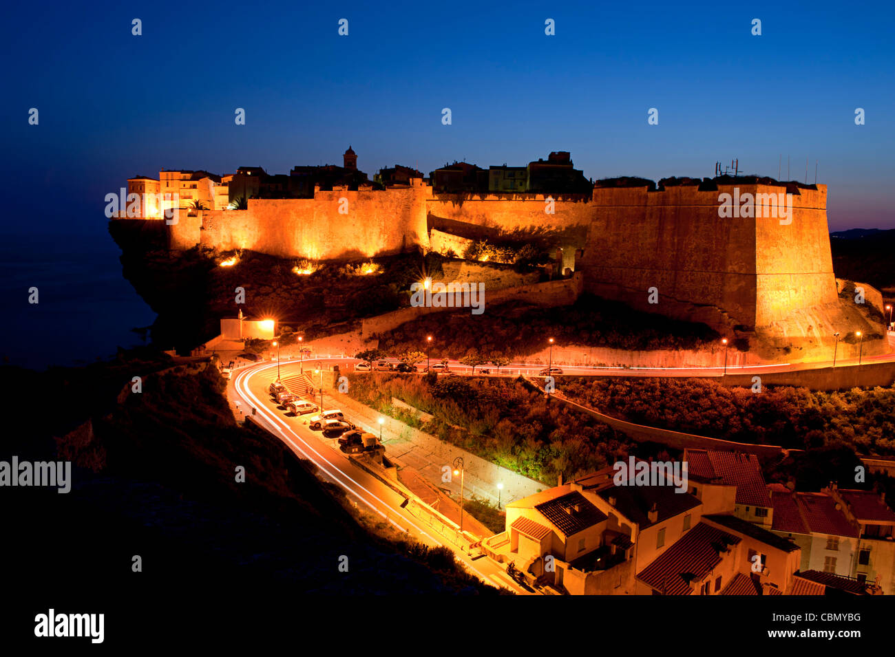 Citadelle sur la ville de Bonifacio, corse au crépuscule Banque D'Images