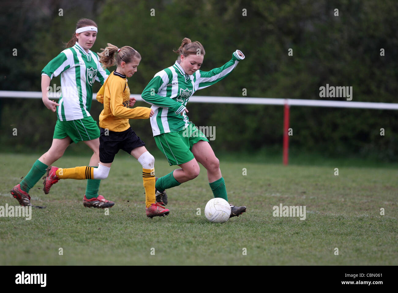 Les filles jouent au football dans un match de la ligue des jeunes Banque D'Images
