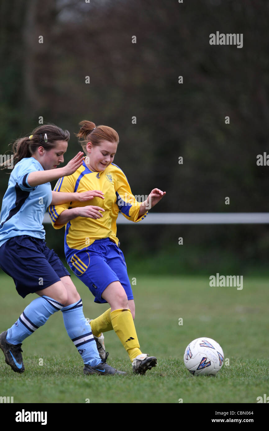 Les filles jouent au football dans un match de la ligue des jeunes Banque D'Images