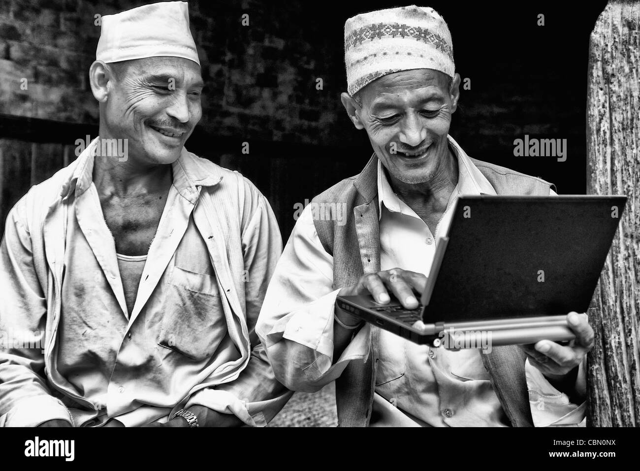 Grande image de la technologie moderne avec des hommes hindous et nouvel ordinateur portable dans le village de Bhaktapur KathmanduNepal Banque D'Images