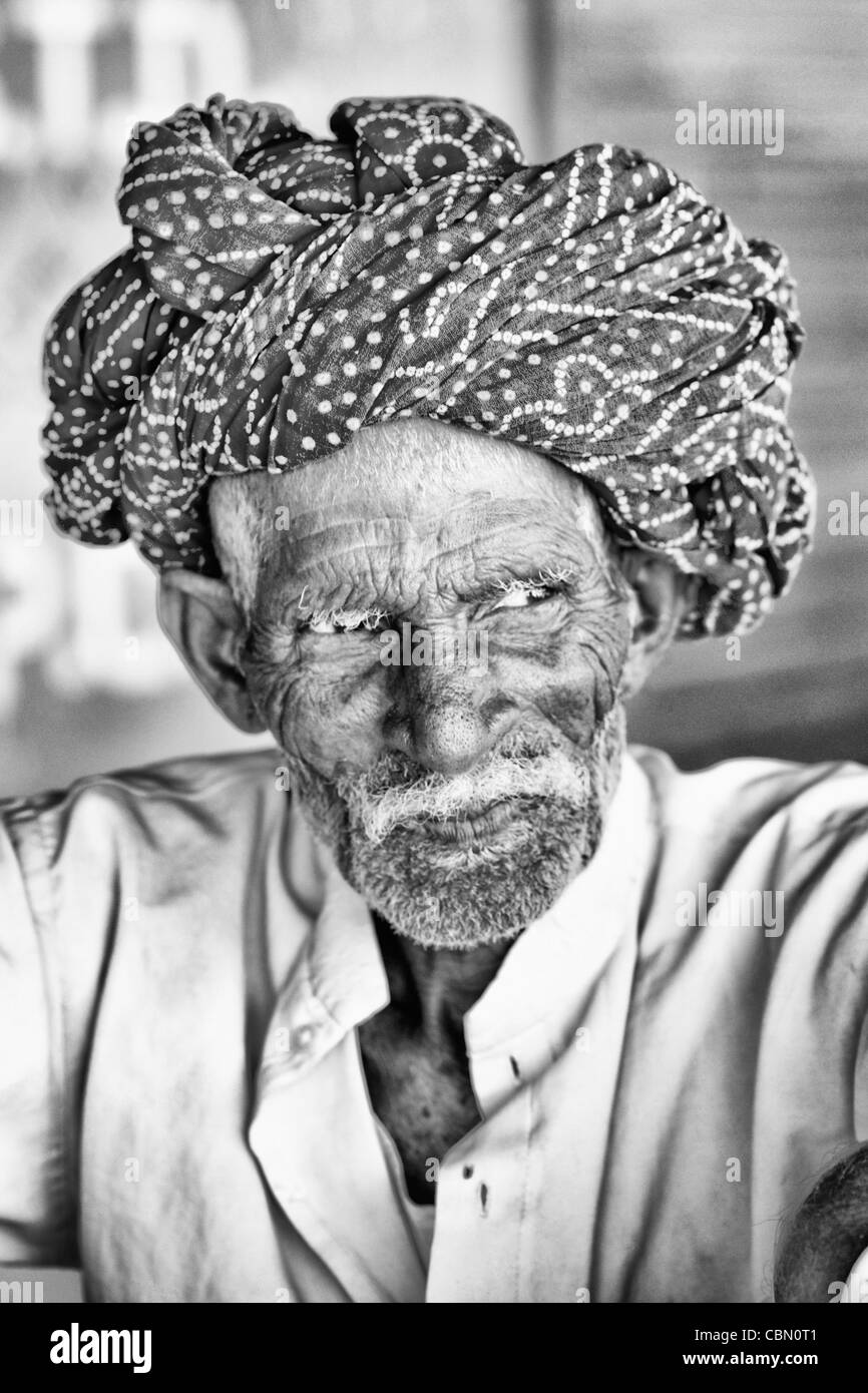 Grand portrait coloré de l'homme hindou local en turban dans petit village de Charu près de Ranthambore dans le Rajasthan en Inde Banque D'Images