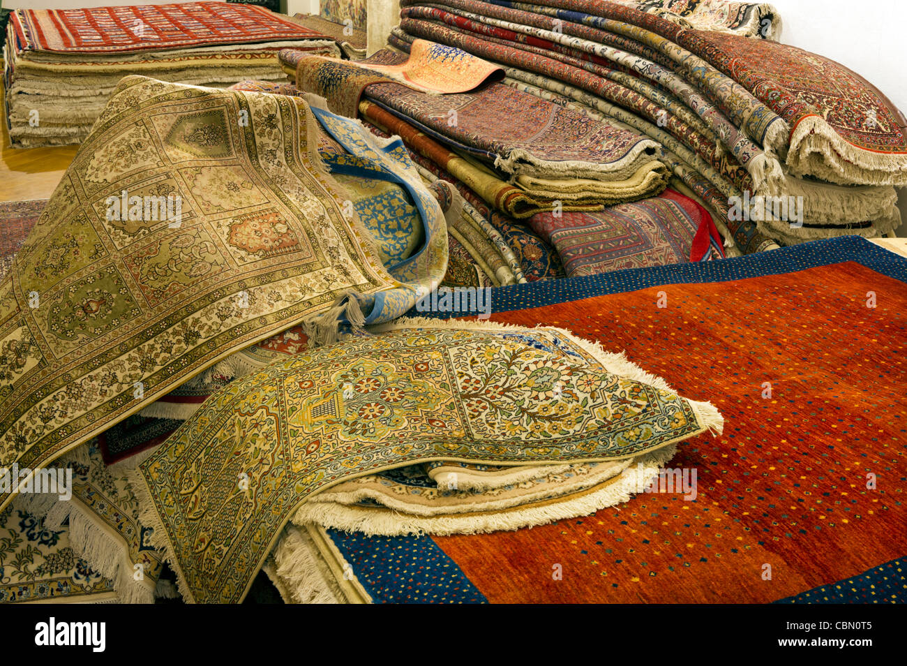 Du vrai tapis orientaux se situent sur une heap vente boutique vente braderie cher orient laine soie couleur multi couleur valeur précieuse Banque D'Images