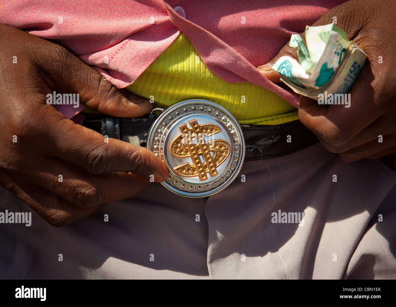 Signe du dollar la boucle de ceinture de Close Up, Hargeisa, Somaliland Banque D'Images