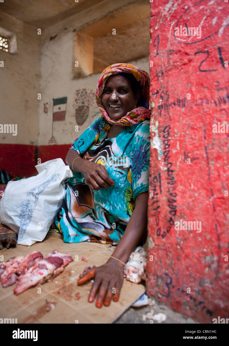 Couple assis sur marbre à Hargeisa, Somaliland Boucher Vendeur de viande du marché Banque D'Images