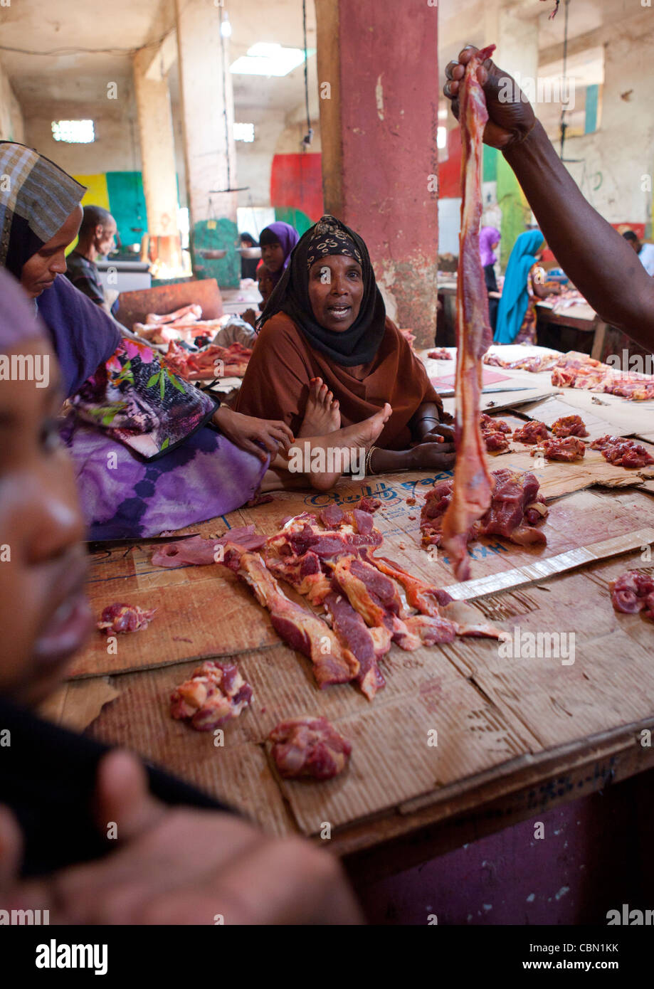 Vendeur de viande au marché d'Hargeisa, Somaliland Banque D'Images