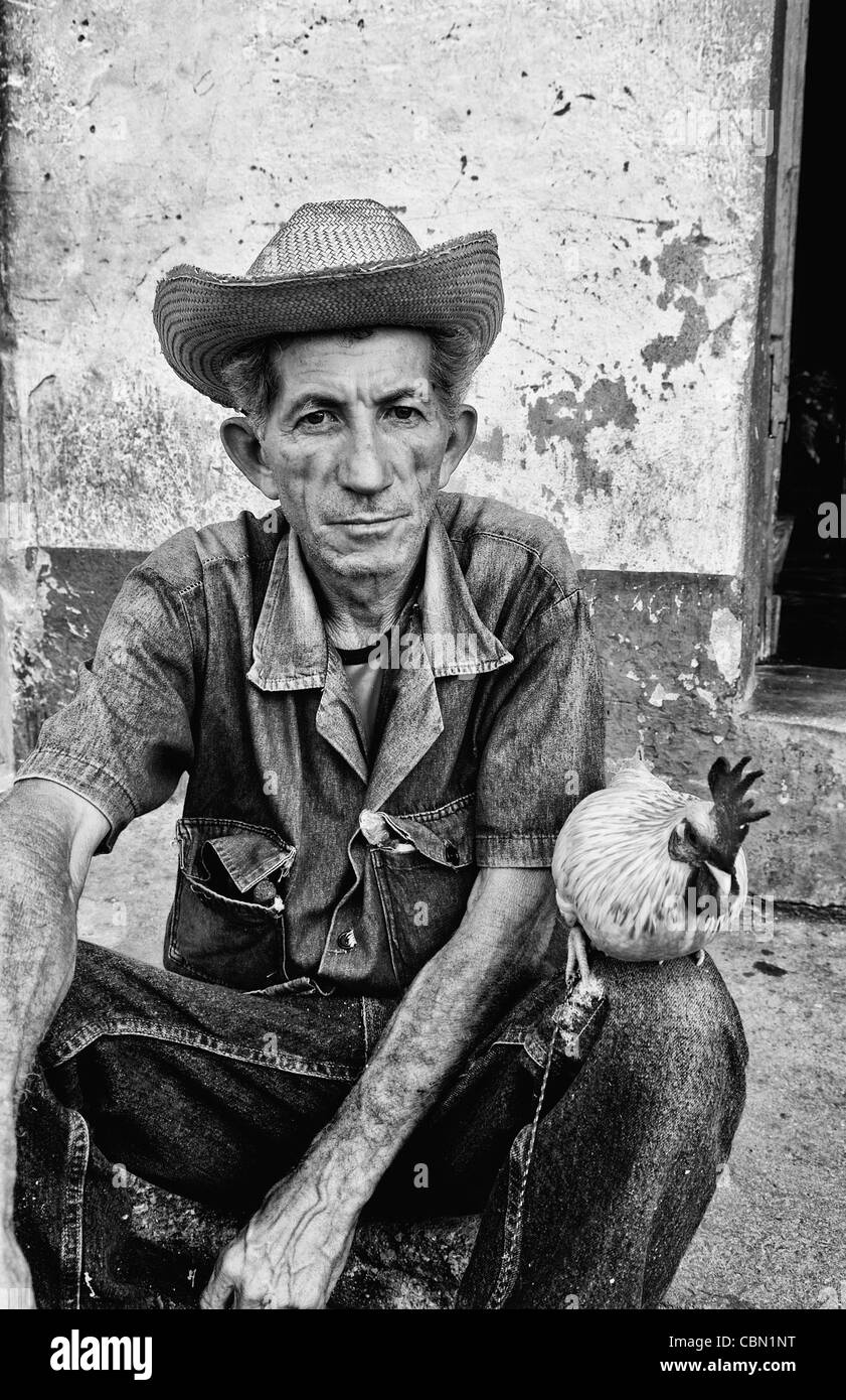 Vieil homme avec son poulet sur des rues du vieux village de Trinidad Cuba Banque D'Images