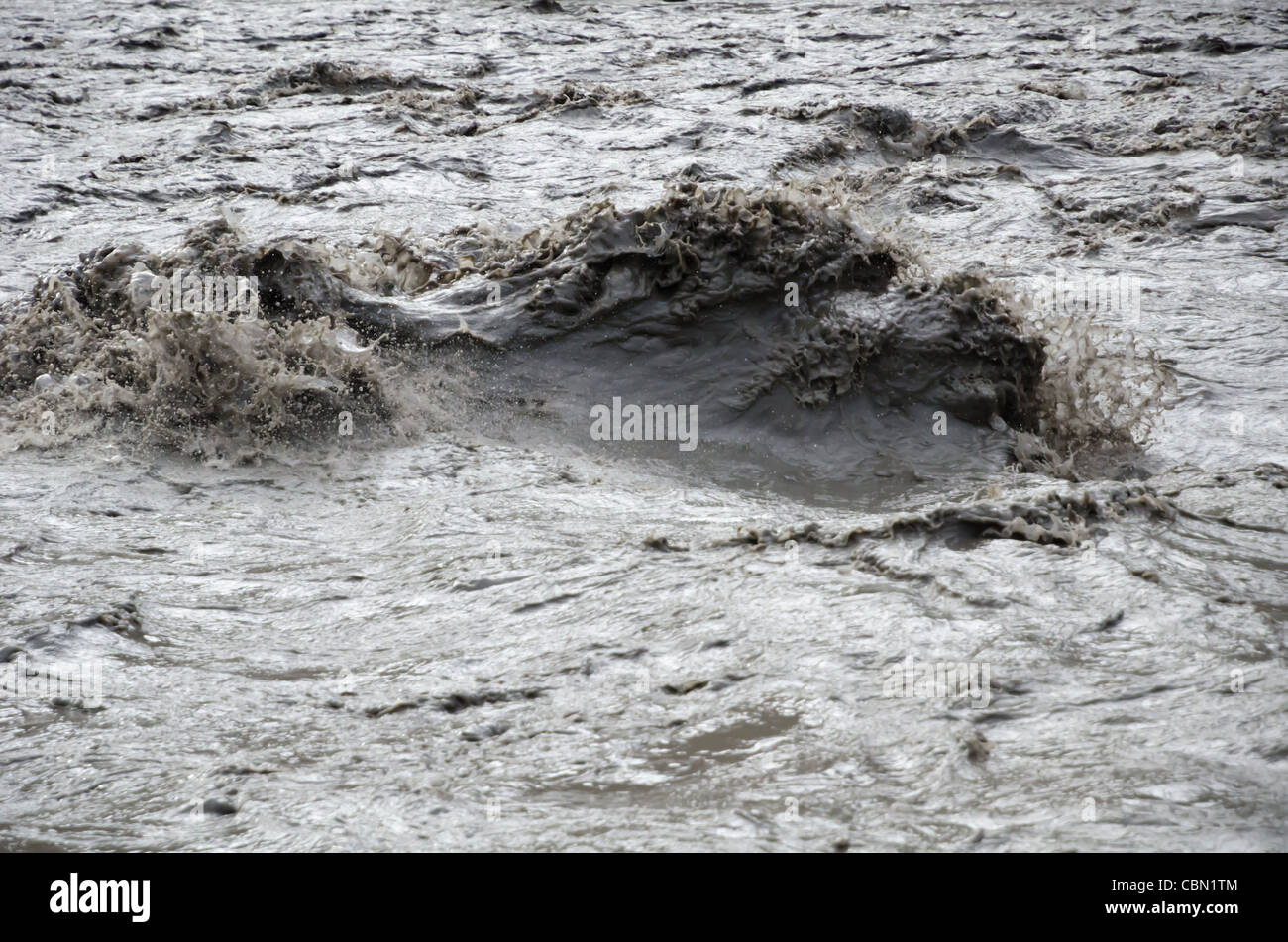 Rapide, riches et boueux de la rivière de montagne au Népal près de Jomsom village Banque D'Images