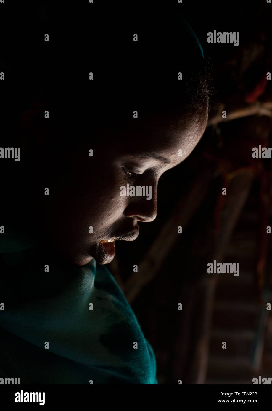 Portrait de profil pliée Haed Teenage Girl In Half Light Hargeisa, Somaliland Banque D'Images