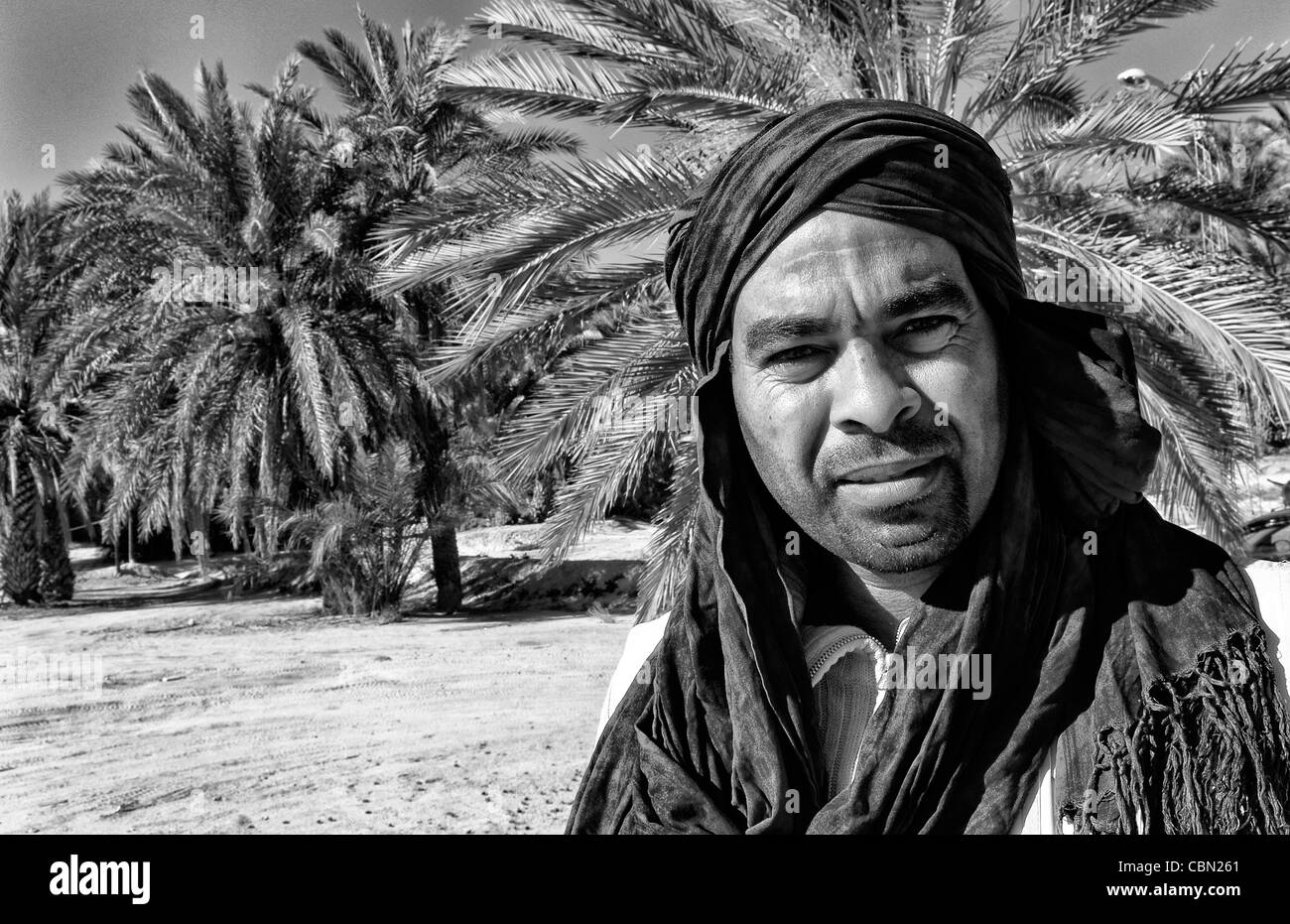 L'homme arabe avec turban dans la ville oasis de palmiers de Chebika près de Mides et Tamerza Tunisie en Afrique Banque D'Images