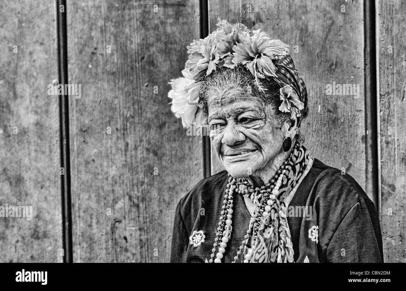 Portrait de La Havane vieille dame femme locale avec des rides en mur coloré dans le centre-ville de Vieille Havane Cuba Banque D'Images