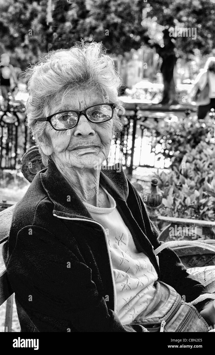 Portrait de vieille femme fière dans un parc à La Havane Habana Cuba Banque D'Images