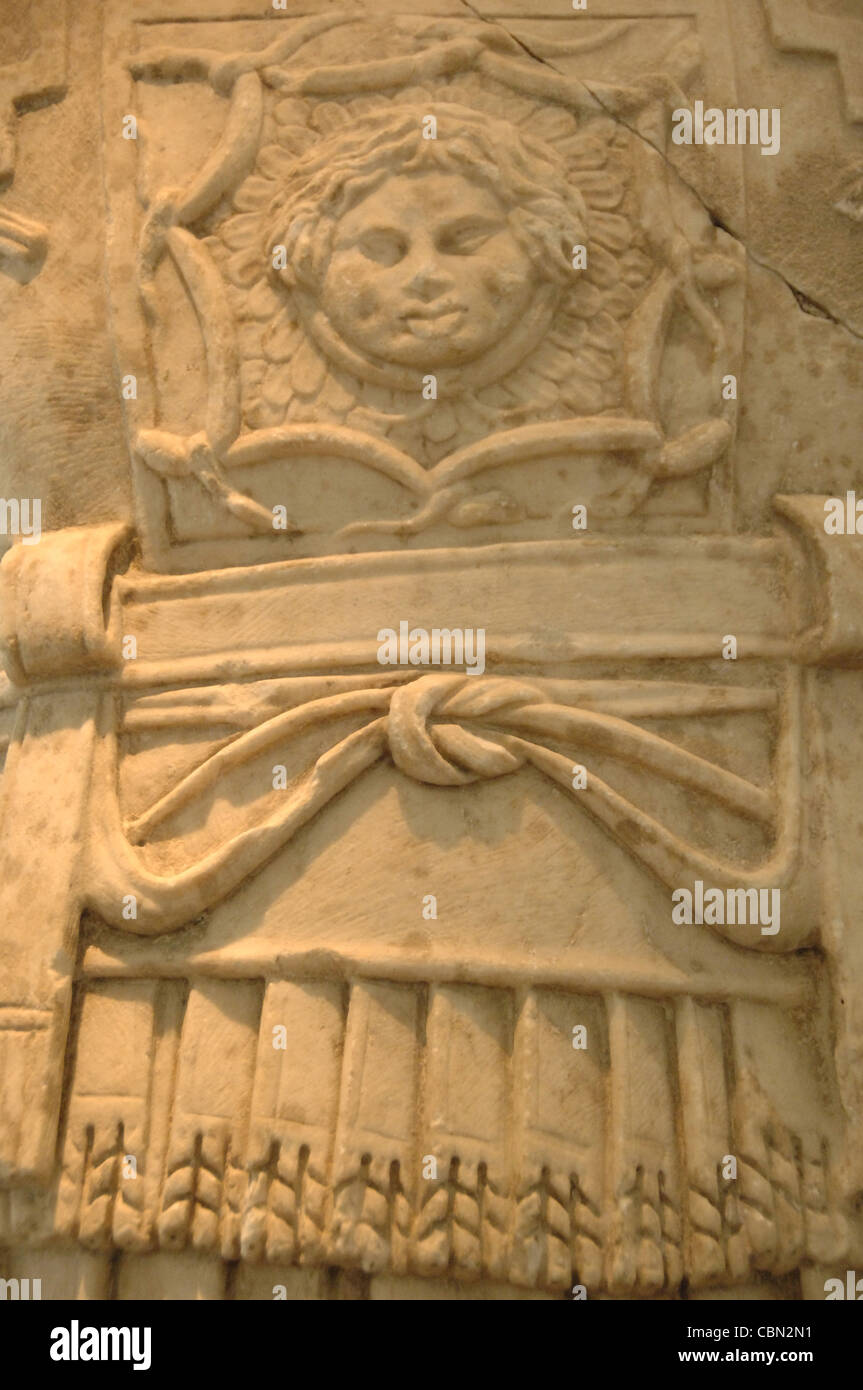 Marc Aurèle (121-180 d.C). Statue sans tête. Détail de son corselet avec une gorgone. Musée Archéologique d'Olympie. La Grèce. Banque D'Images
