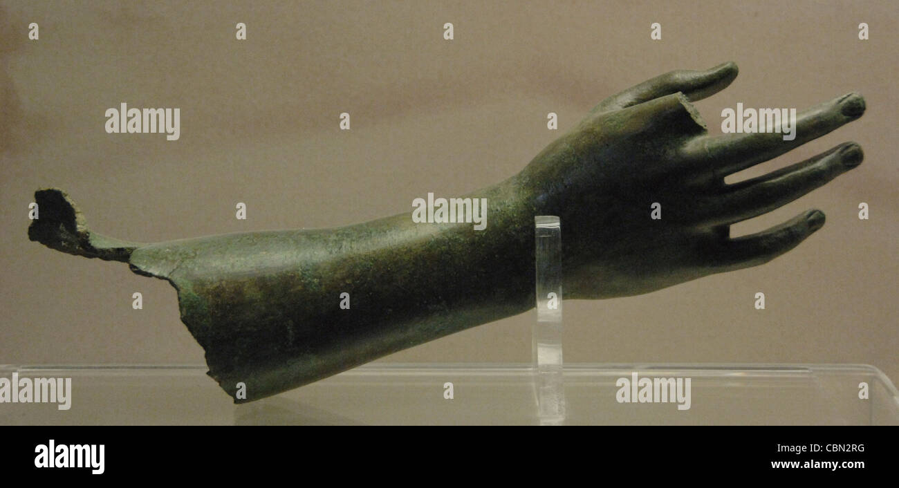 L'art grec, 3e-1e siècle avant notre ère. Avant-bras droit appartenant à une statue en bronze d'une femme. Musée Archéologique d'Olympie. La Grèce. Banque D'Images