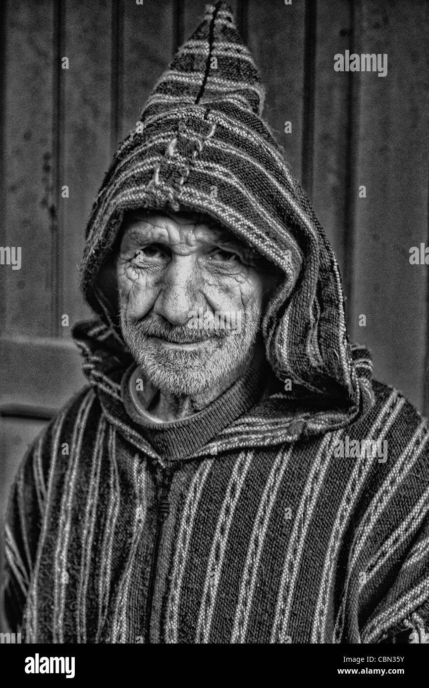 Ancien Musulman avec capot et souriant à tanger maroc afrique Portrait Banque D'Images