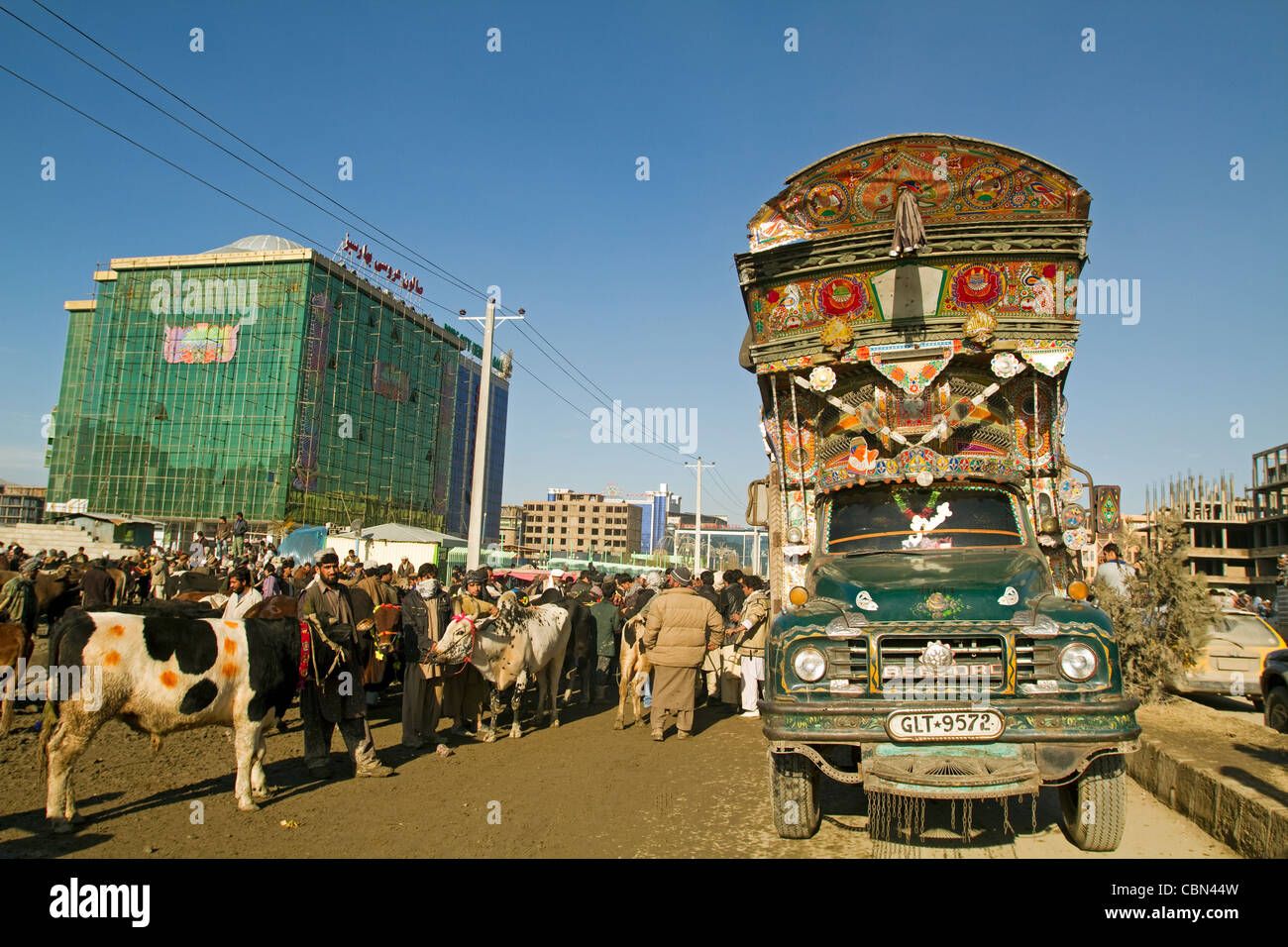 Marché de bétail et de moutons et de camions colorés à Kaboul (Afghanistan) Banque D'Images