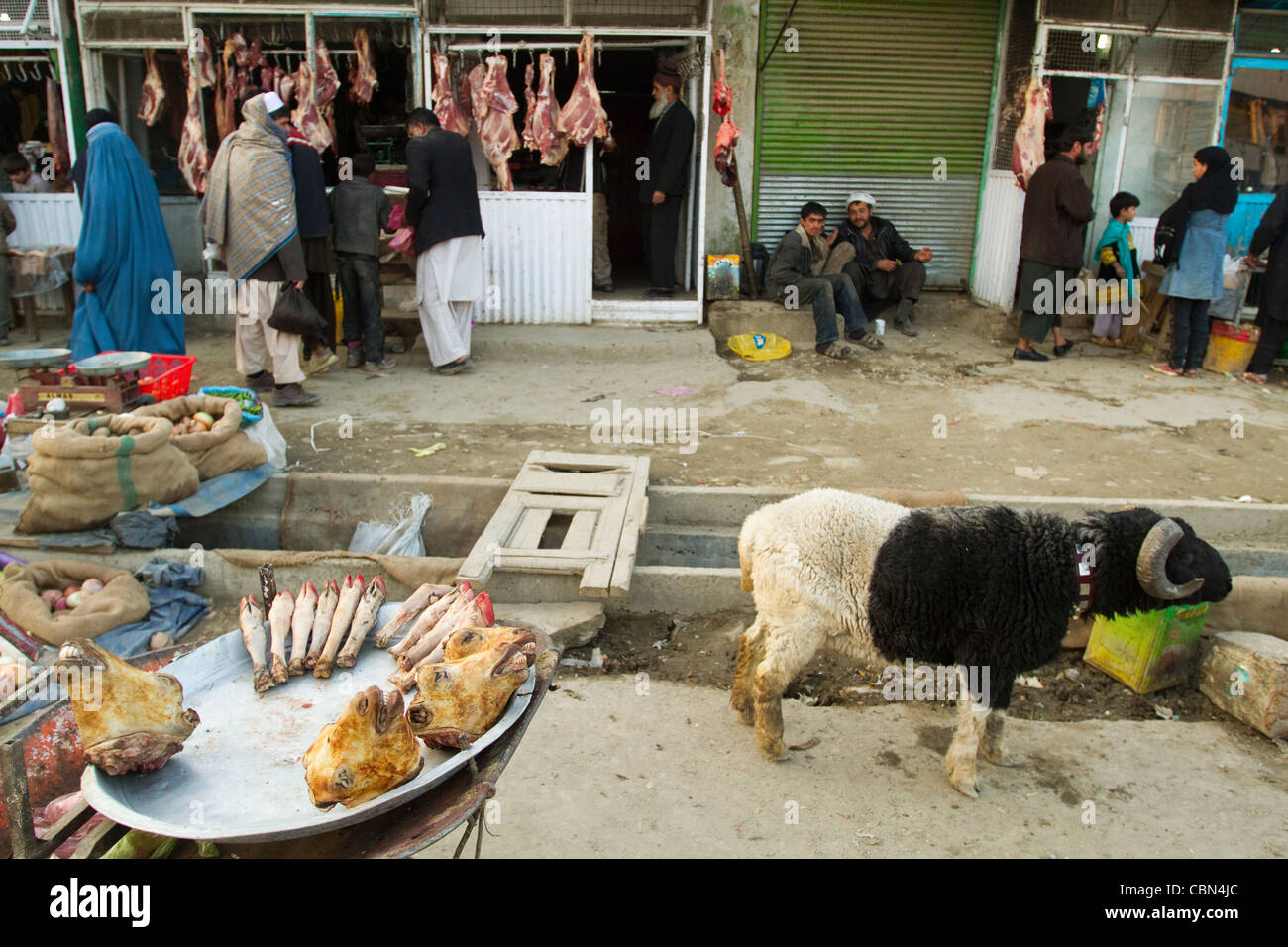 Scène de rue à partir de l'Afghanistan Kaboul marché viande Banque D'Images