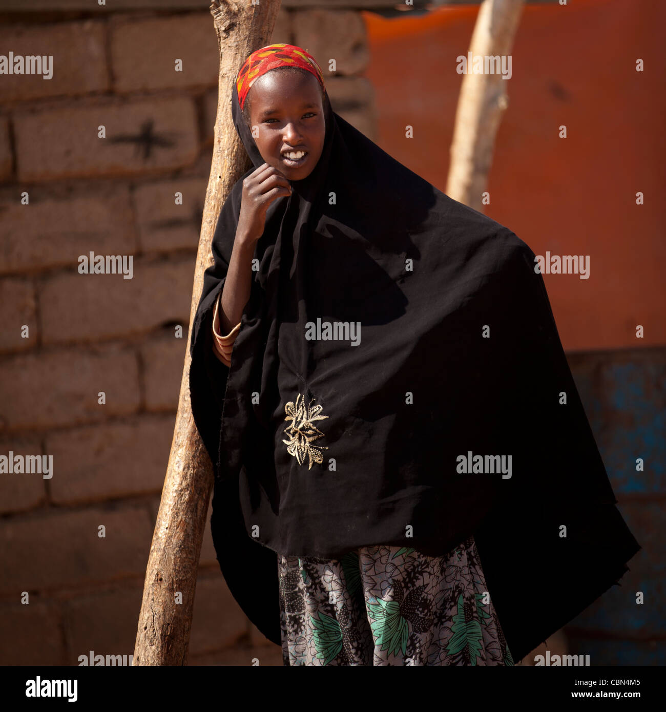 Un beau noir permanent Adolescente vêtue d'un voile noir à Burao au Somaliland Banque D'Images