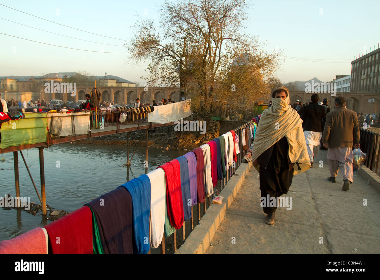 Les vendeurs de rue sur les ponts sur la rivière Kaboul, Afghanistan Banque D'Images