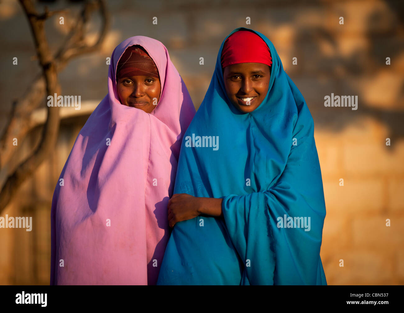 Mignon deux adolescentes portant robe colorée en Baligubadle La lumière baisse le Somaliland Banque D'Images