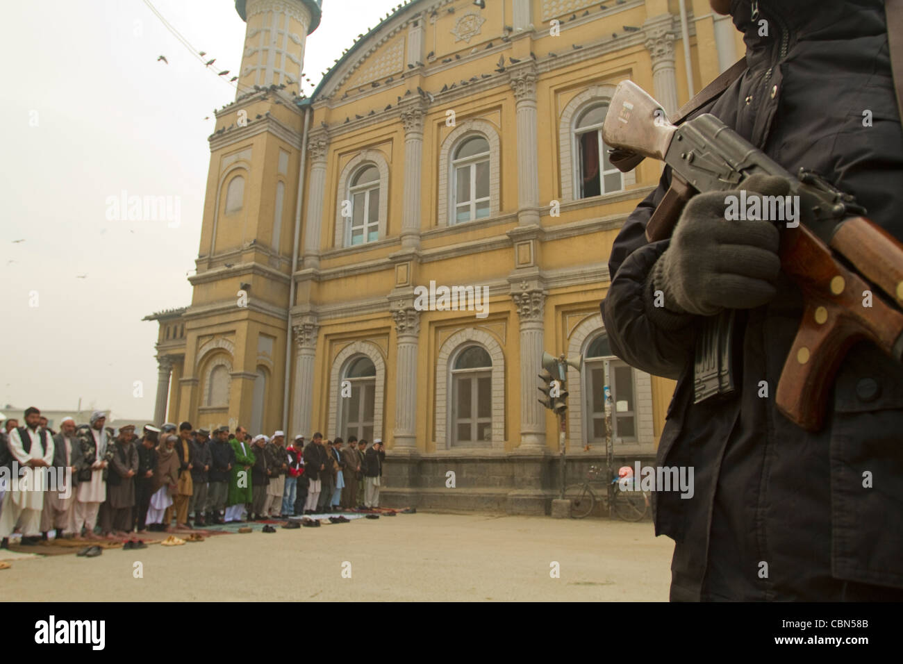 Vendredi priant sous garde armée dans Shah-Do Shamshira Mosque Kabul Afghanistan Banque D'Images