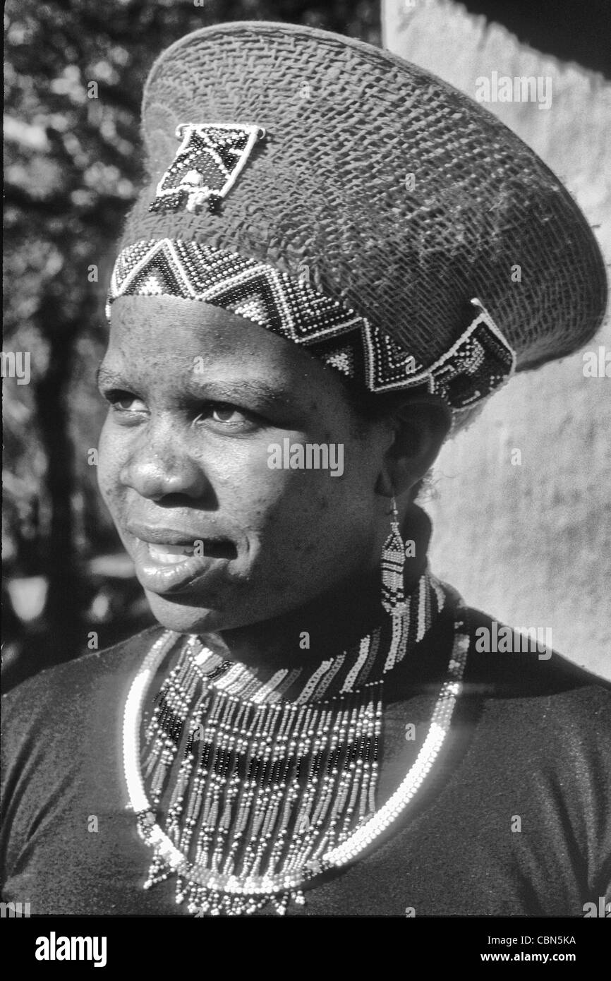 Femme de couleur dans la tribu Zoulou Afrique du Sud au Centre de Shakaland Banque D'Images