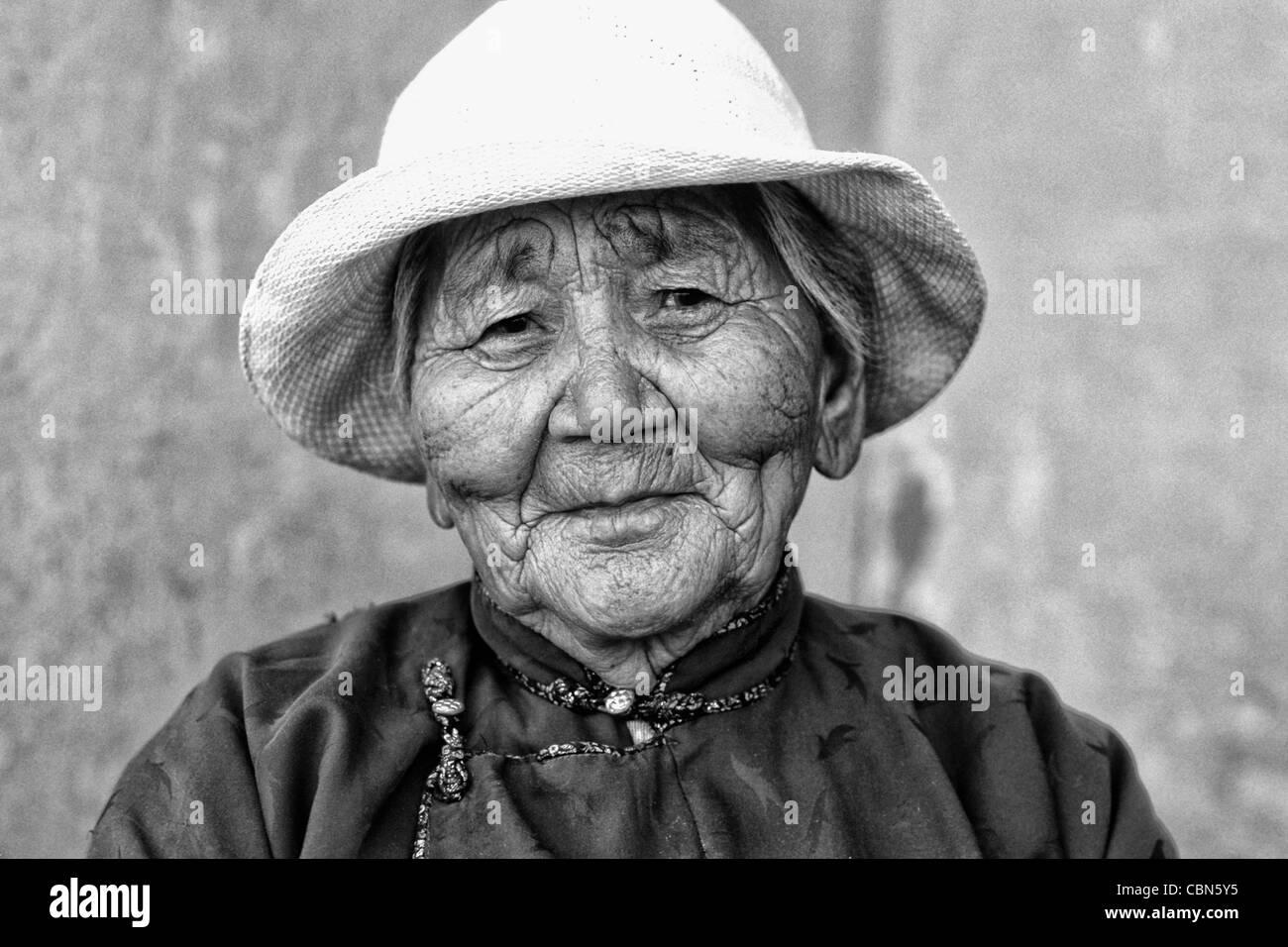 Vieille Femme autochtone colorés Mongolie Oulan-bator Banque D'Images