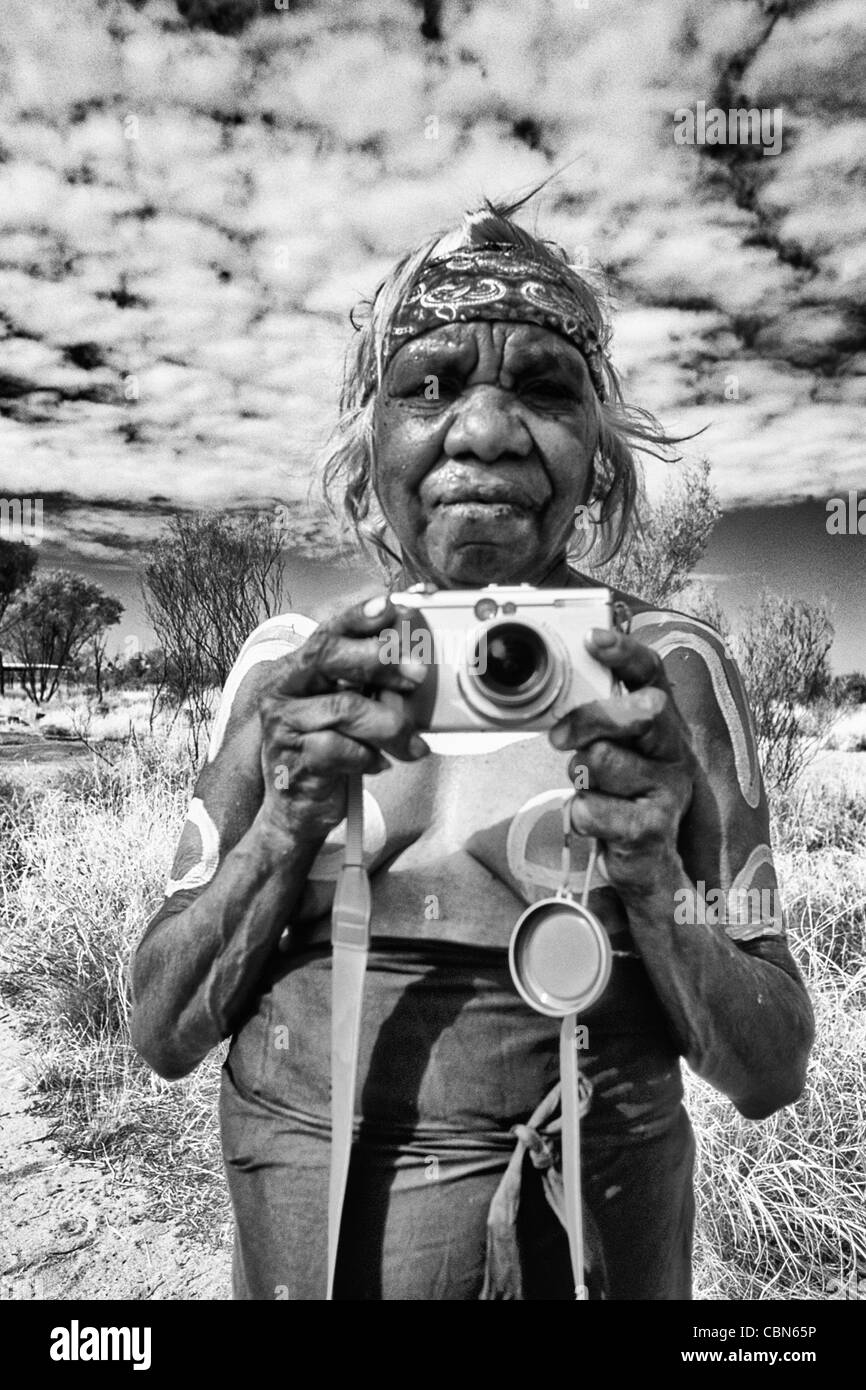 Rare photographie de grand-mère autochtone dans la peinture avec l'appareil photo dans l'Outback Australie Banque D'Images