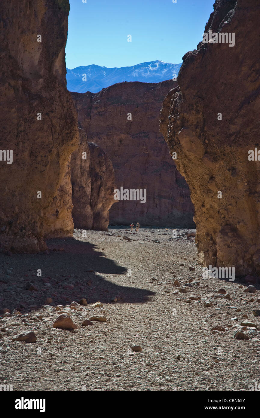 Deux randonneurs dans Grand canyon étroit, Death Valley National Park, États-Unis Banque D'Images
