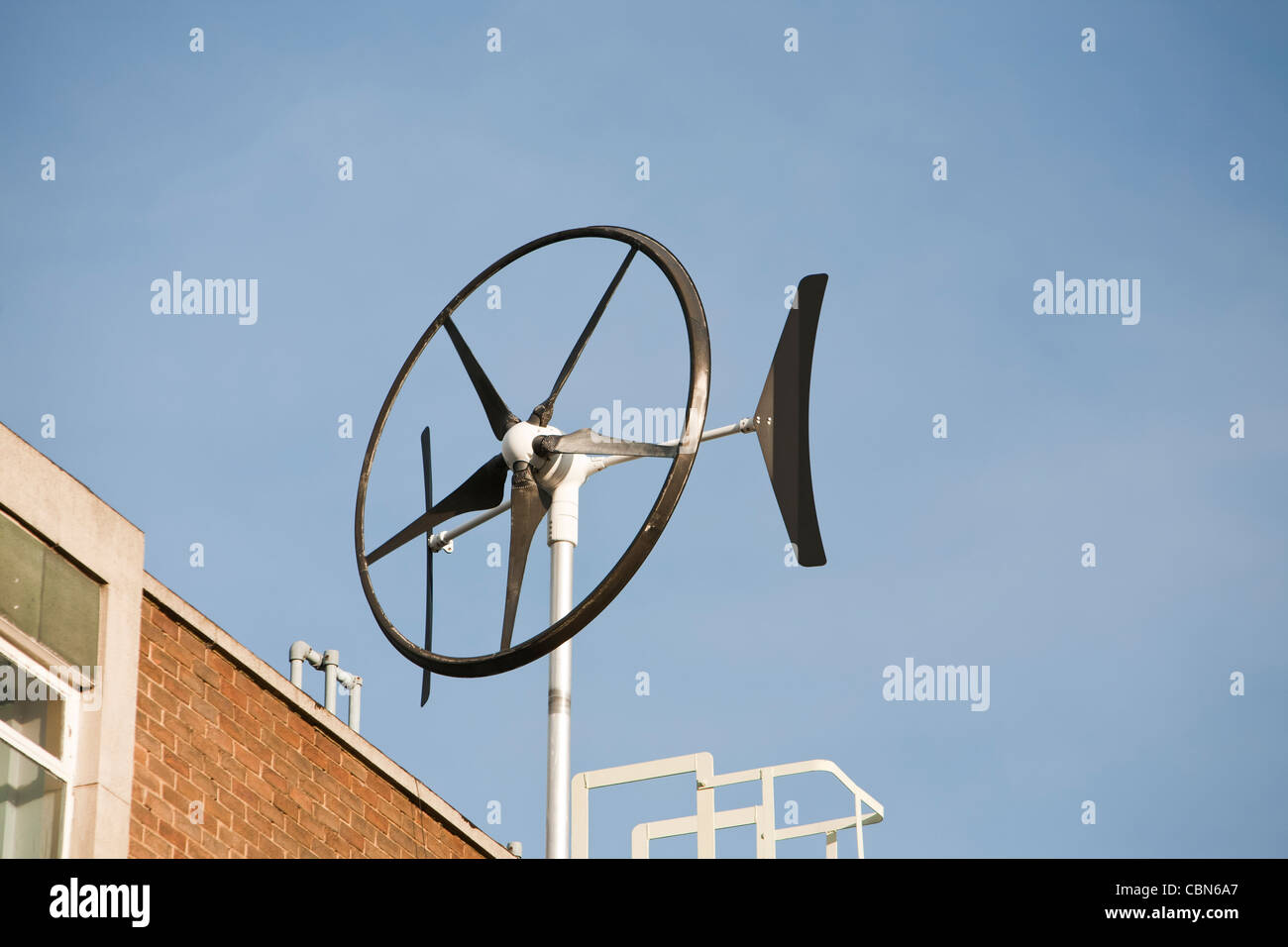 Une éolienne à axe vertical à la Newcastle campus de l'université de Lancashire, Royaume-Uni. Banque D'Images