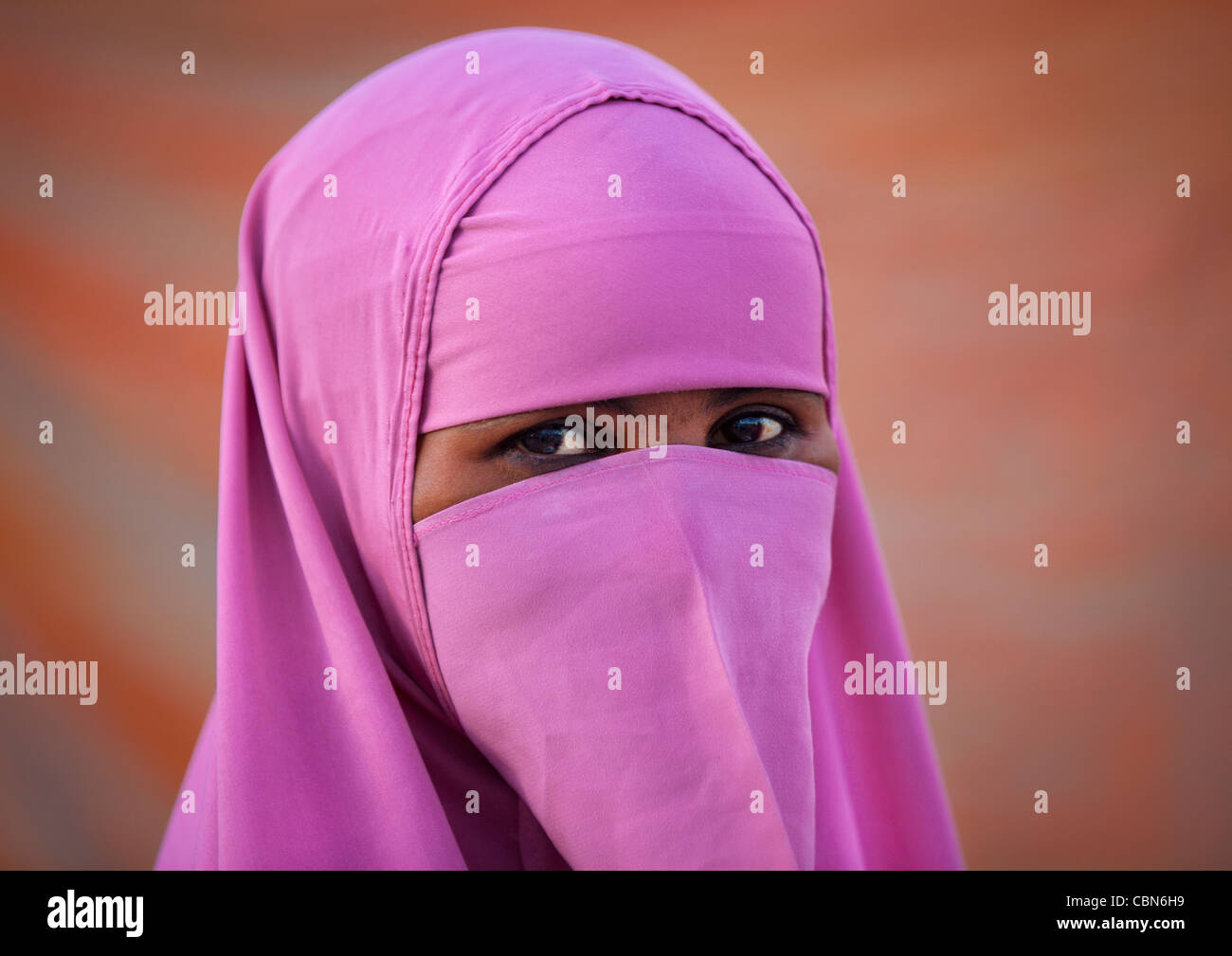 Niqab Rose Young Woman Portrait yeux seulement visible Boorama Somaliland Banque D'Images