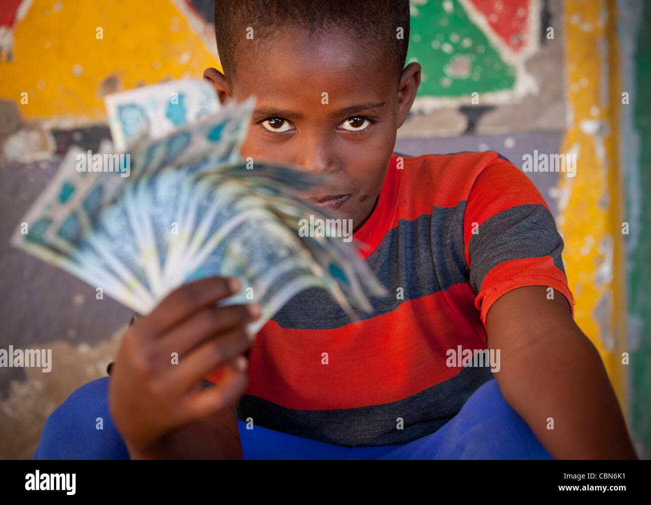 Jeune garçon noir avec des billets de banque dans la main Ventilateur Wad Somaliland Banque D'Images