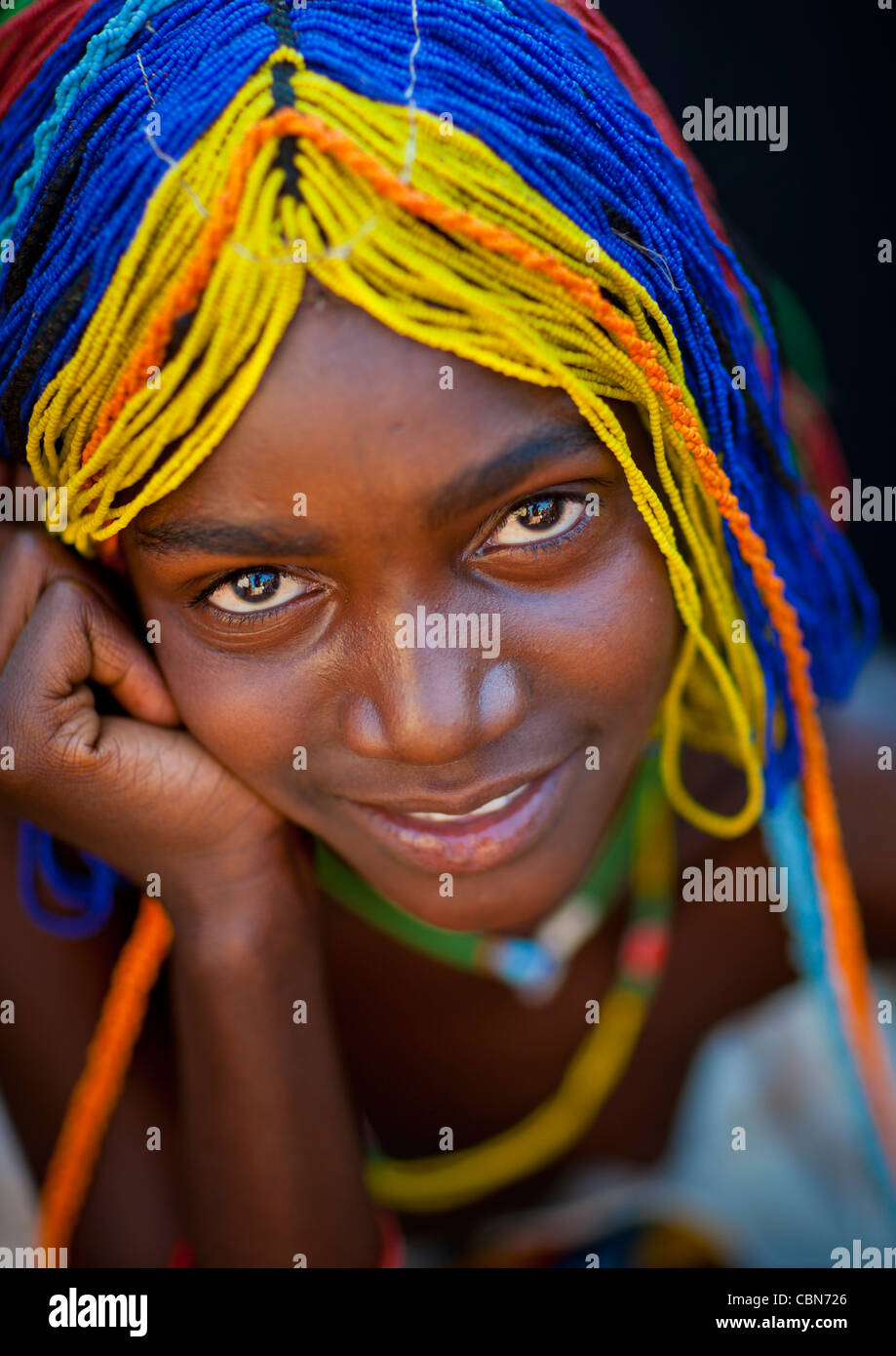 Mudimba Girl avec une perruque de perles appelé Misses Ena, Village d'Combelo, Angola Banque D'Images