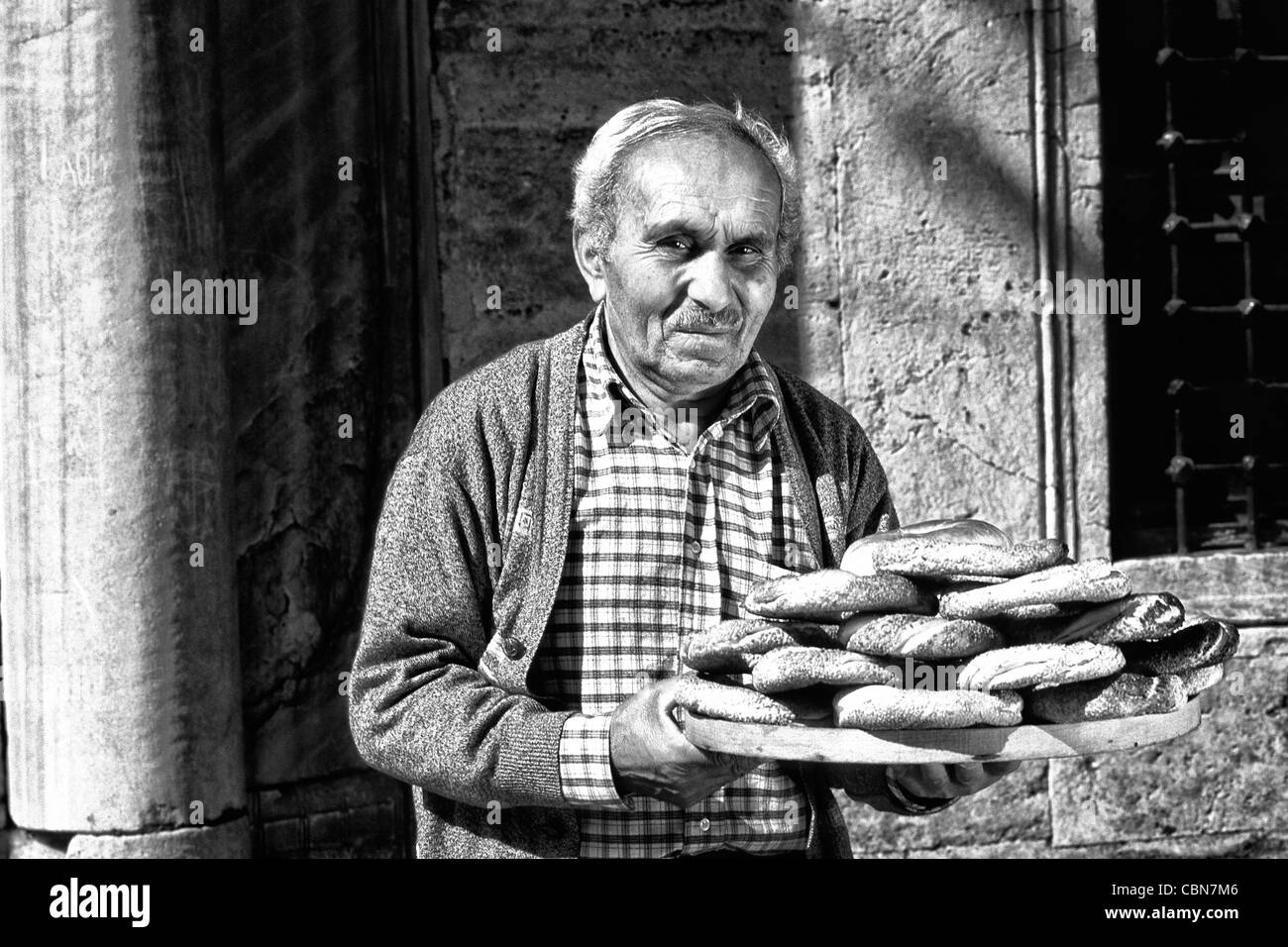 L'homme Local Vente de pain avec scène colorée à Istanbul Turquie Banque D'Images