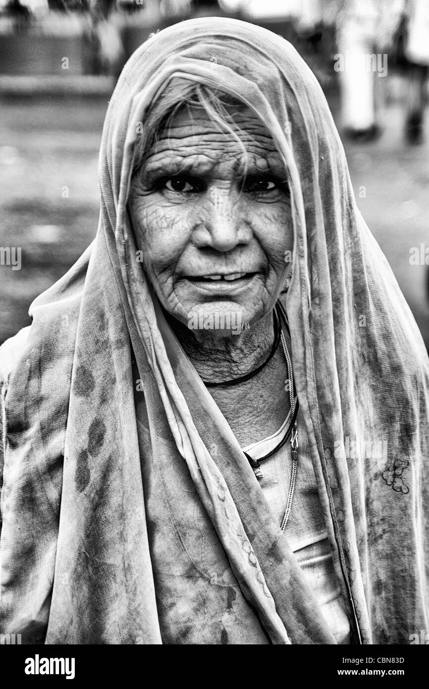 Belle vieille femme avec robe sari coloré au Laxmi Narayan Temple près de Chartarpur énorme Temple Road à New Delhi Inde Banque D'Images