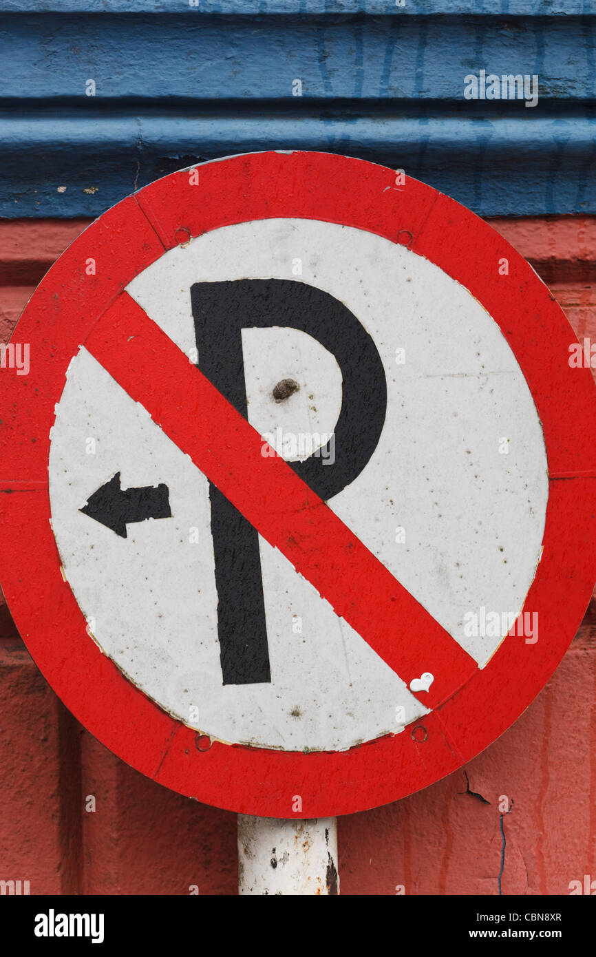 Pas de parking à gauche signe. Banque D'Images