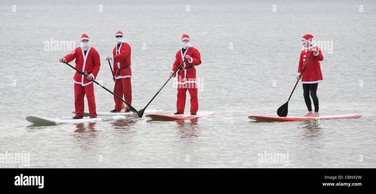 Jour de Noël Paddle boarders déguise en père Noël à Brighton. Photo par James Boardman. Banque D'Images