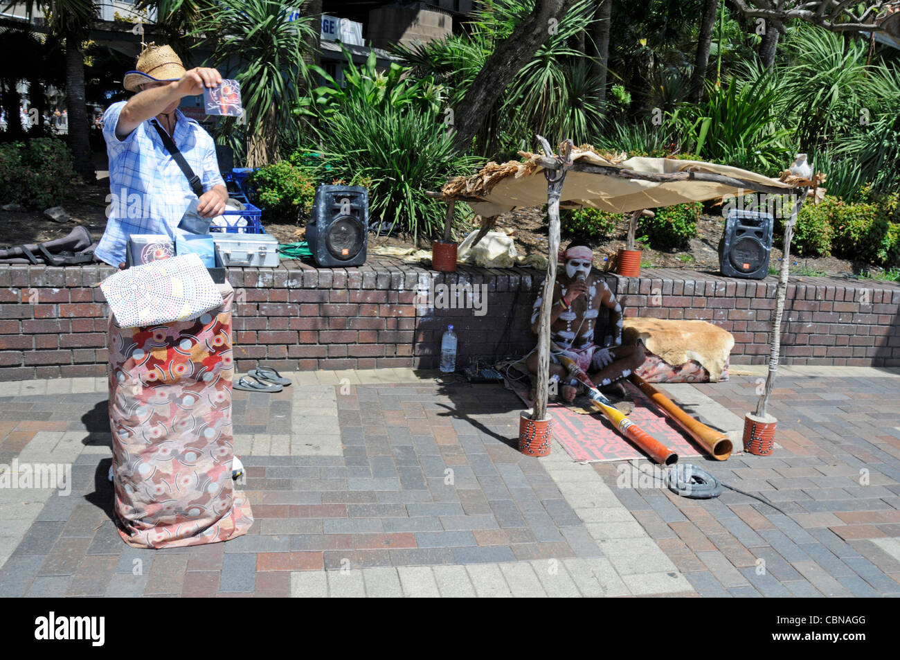 Un busseur aborigène jouant son didgeridoo à son serpent sur Circular Quay à Sydney, Nouvelle-Galles du Sud, Australie Banque D'Images