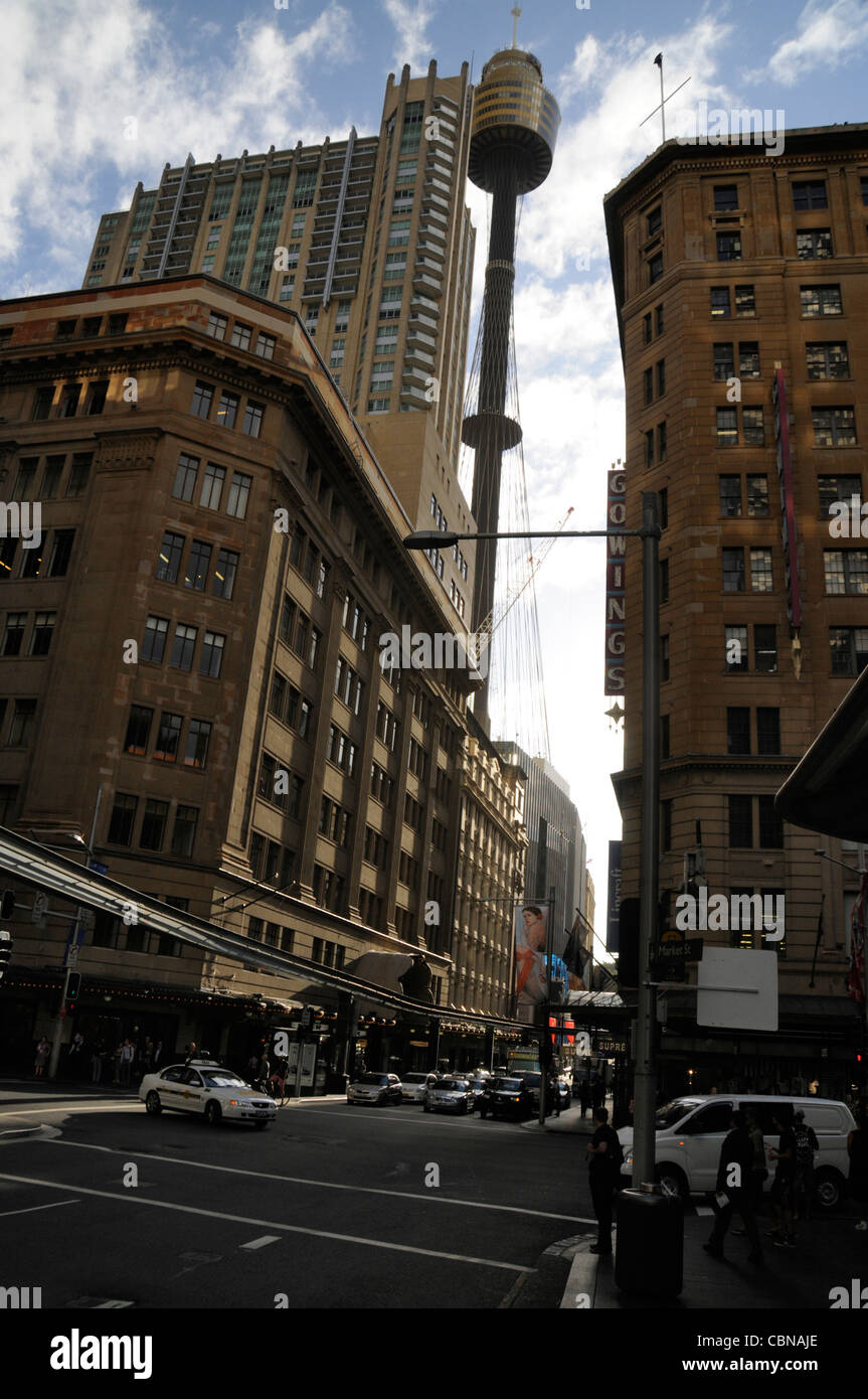 À la rue animée, jonction de George Street et Market Street. En outre, la Tour de Sydney à Sydney, New South Wales, Australie Banque D'Images