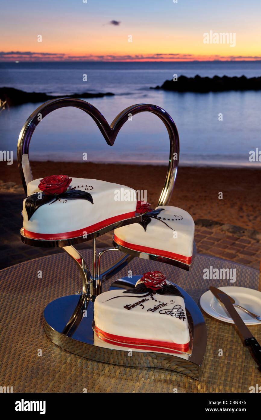 Gateau De Mariage A Trois Niveaux Sur Un Gateau En Forme De Coeur Stand Au Crepuscule Sur La Cote Photo Stock Alamy Gateau De Mariage A Trois Niveaux Sur Un Gateau En Forme De Coeur Stand Au Crepuscule Sur La Cote Photo Stock Alamy