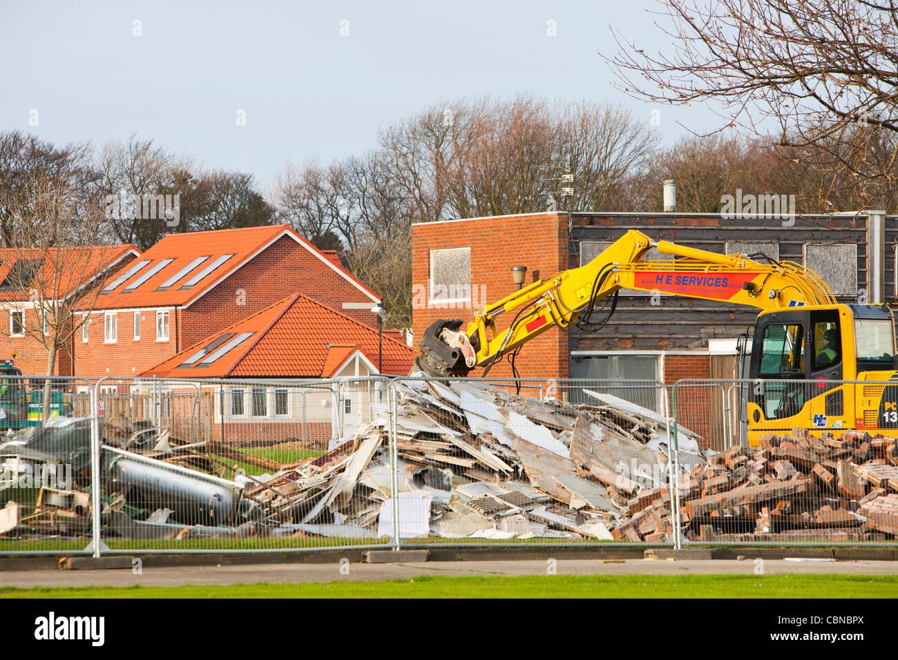 Les vieilles maisons sont démolies à Sunderland et d'être remplacé par vert moderne construire des logements. Banque D'Images