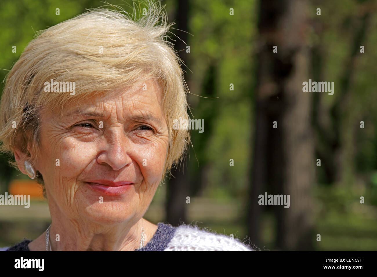 Portrait of a young woman in a park. Banque D'Images