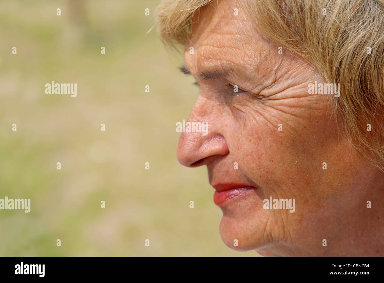 Profil d'une femme senior dans un parc. Banque D'Images