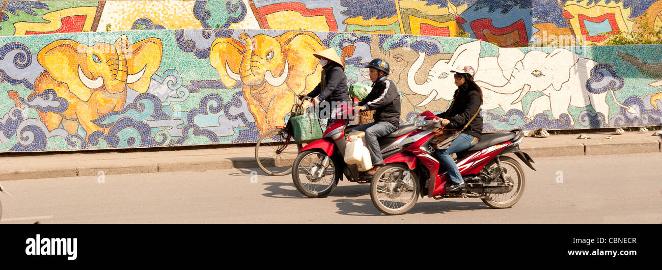 Mosaïque de Céramique murale sur mur digue à Hanoi Vietnam Banque D'Images